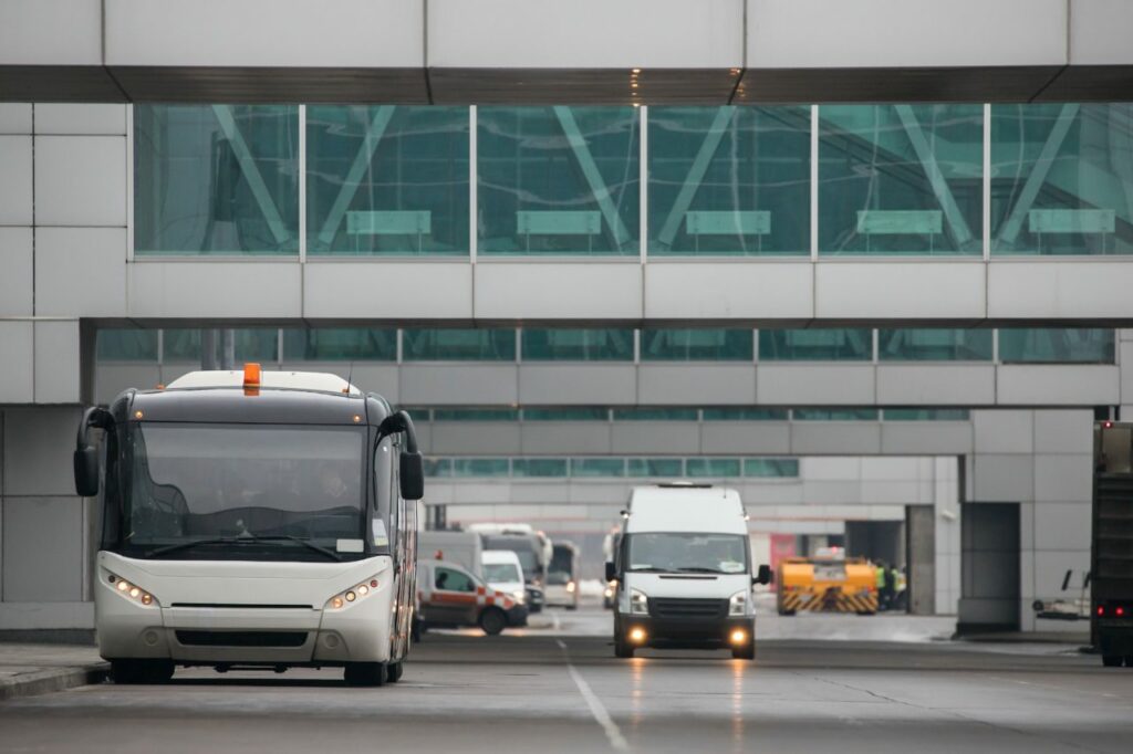 Autobus pristavený pred terminálom letiska