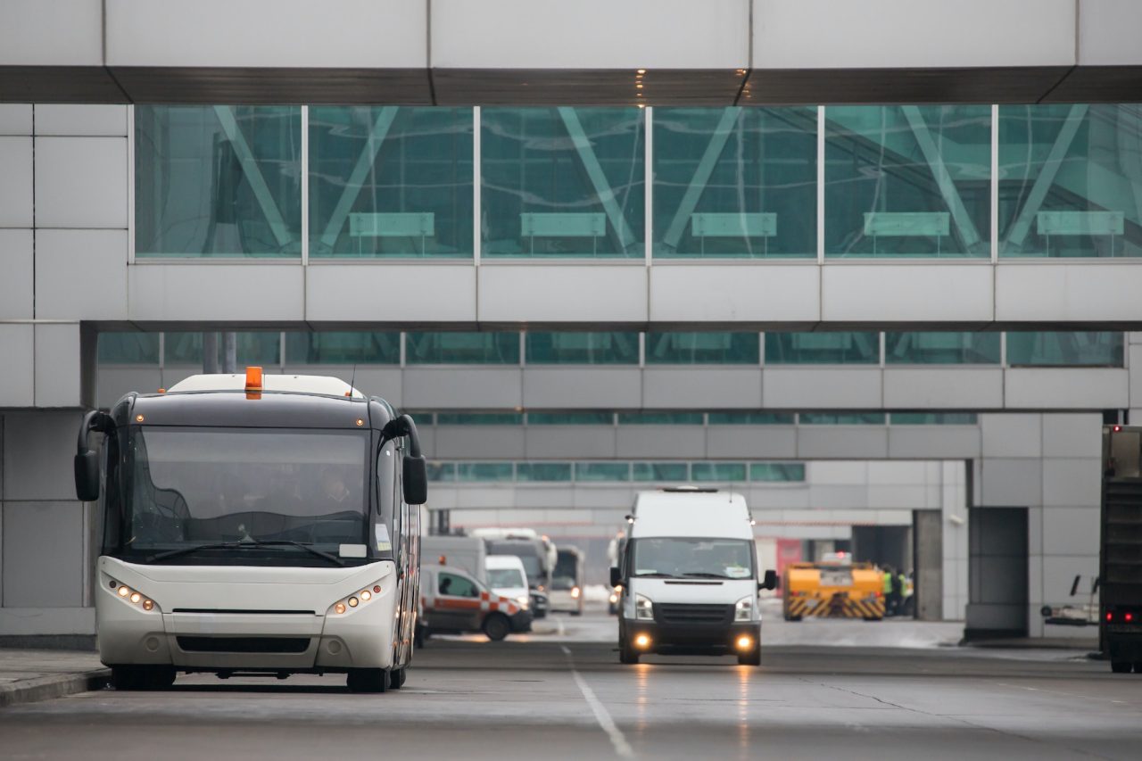 Autobus pristavený pred terminálom letiska