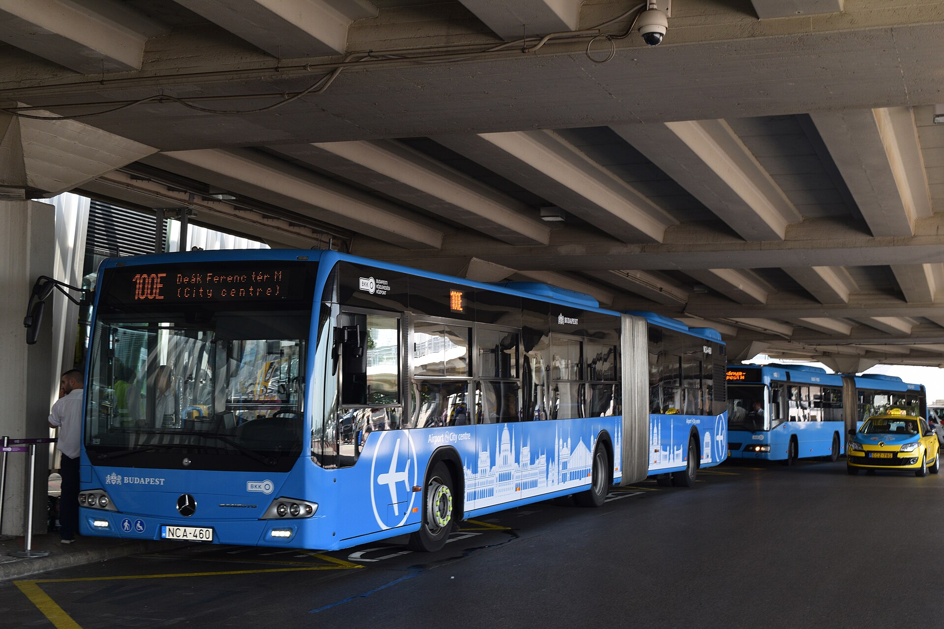 Letiskový expresný autobus 100E pred terminálom letiska Budapešť