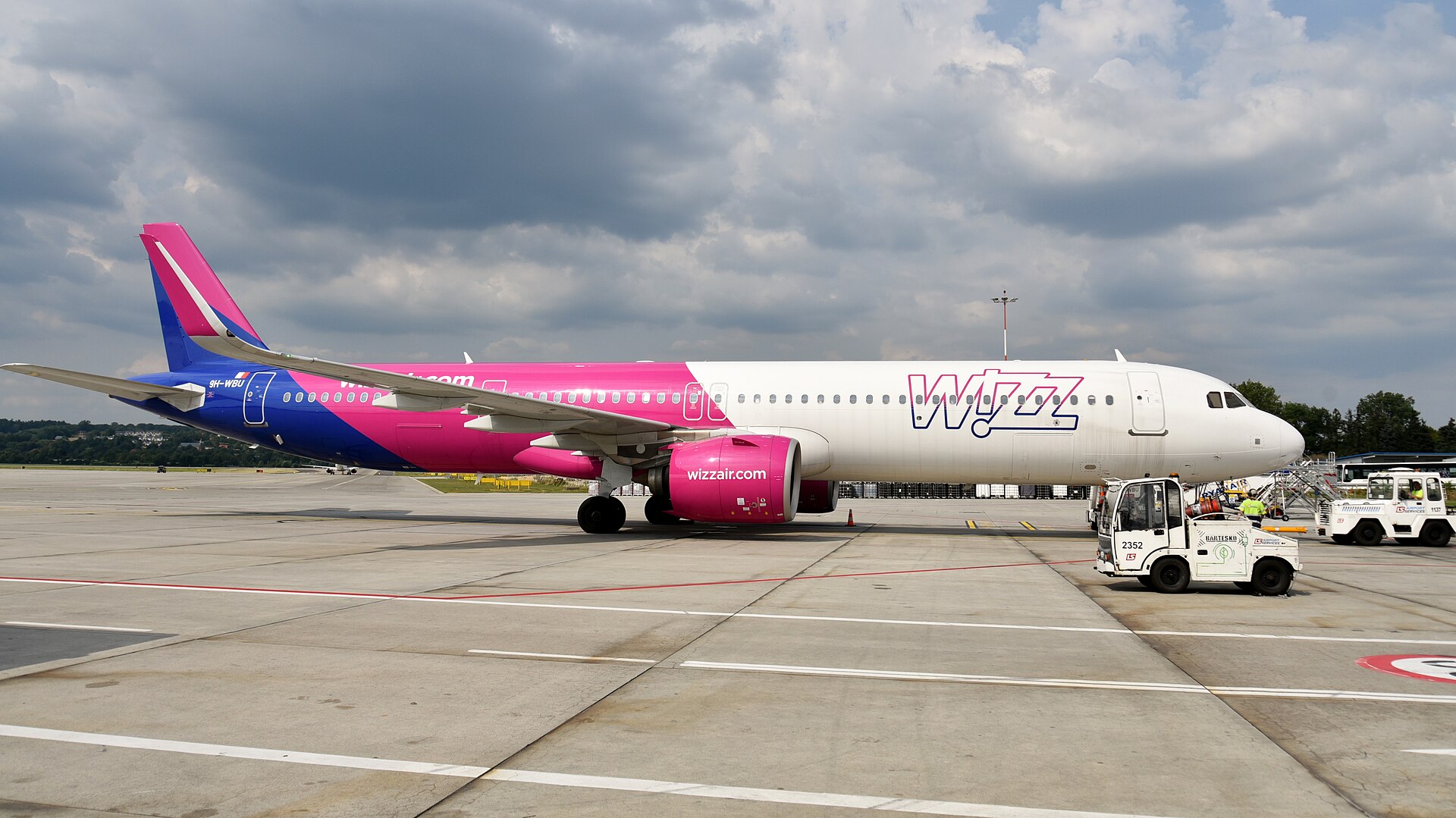 Lietadlo Airbus A321neo spoločnosti Wizz Air na letiskovej ploche