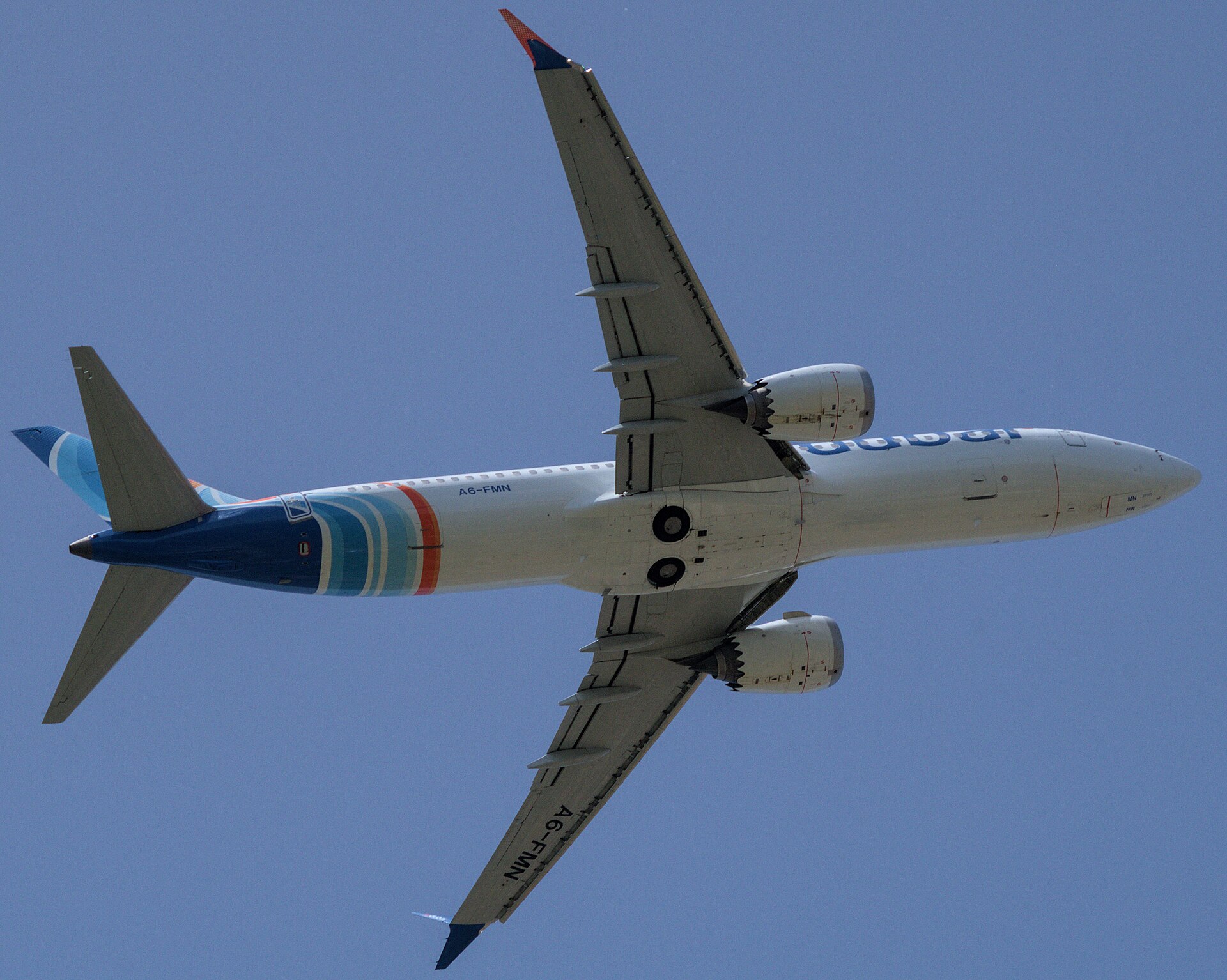Boeing 737 MAX spoločnosti flydubai počas vzletu