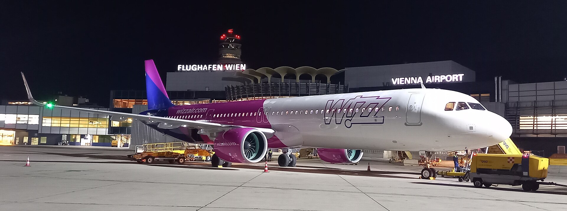 Lietadlo Airbus A321neo spoločnosti Wizz Air na letiskovej ploche