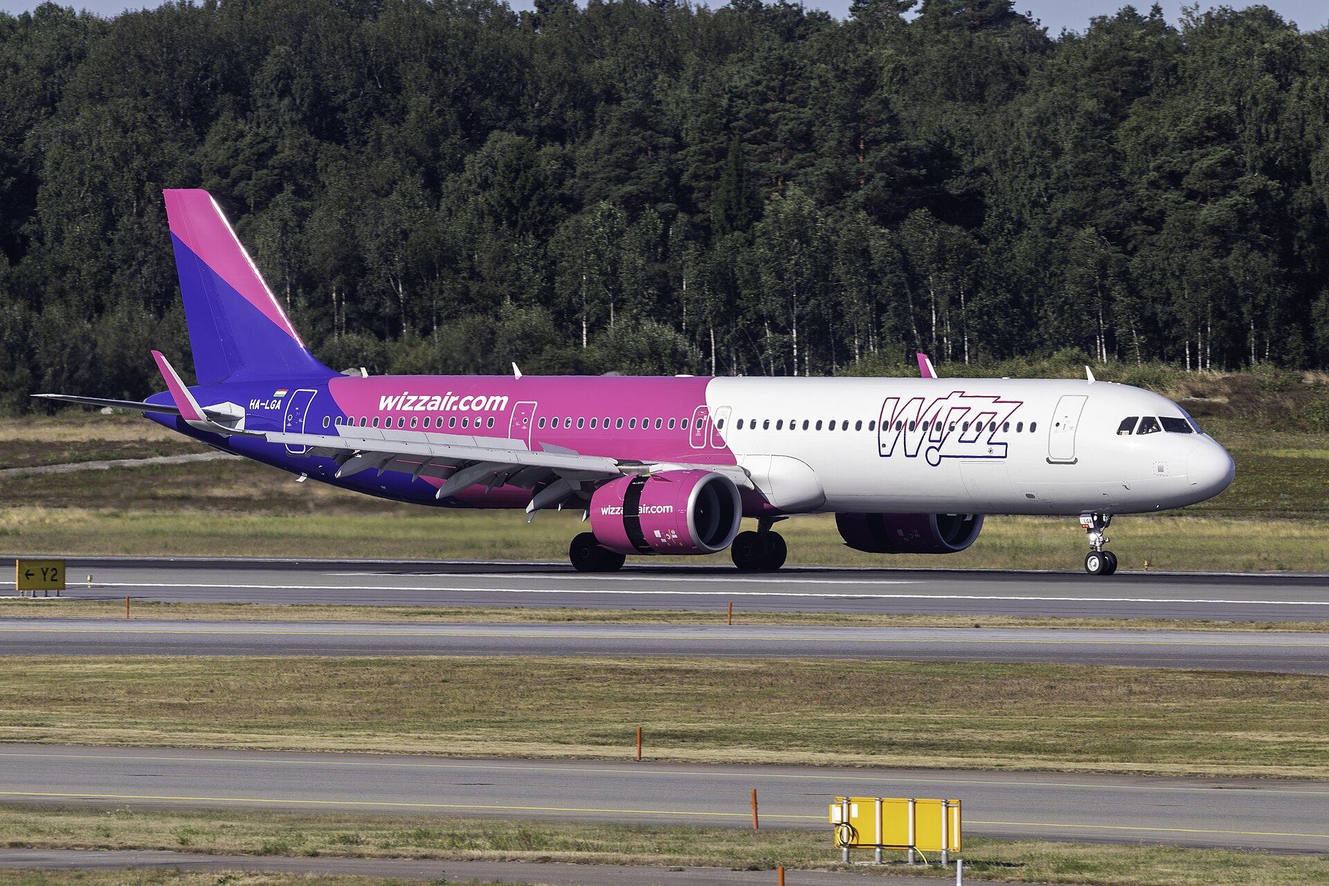 Lietadlo Wizz Air Airbus A321neo HA-LGA na letiskovej ploche