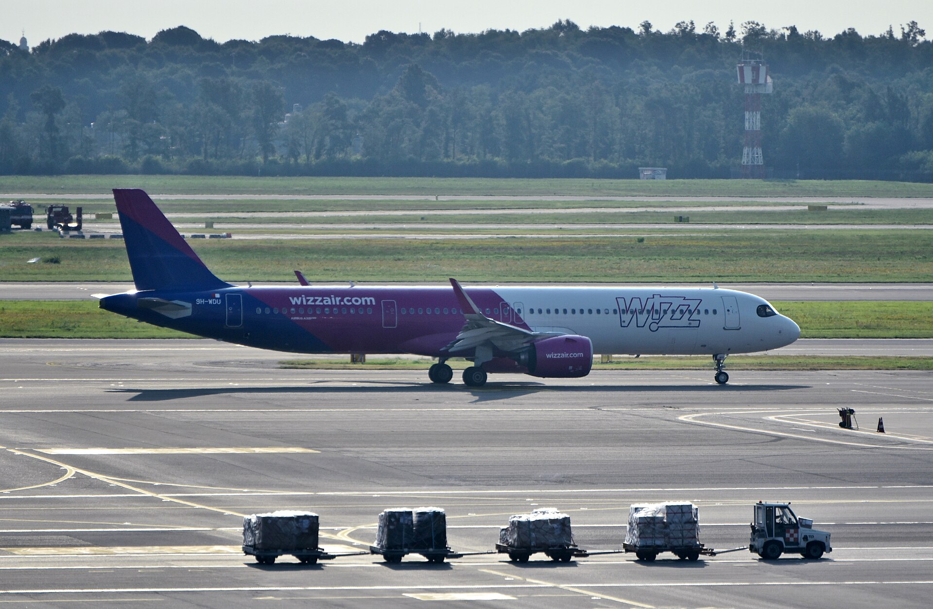 Airbus A321neo spoločnosti Wizz Air na letisku