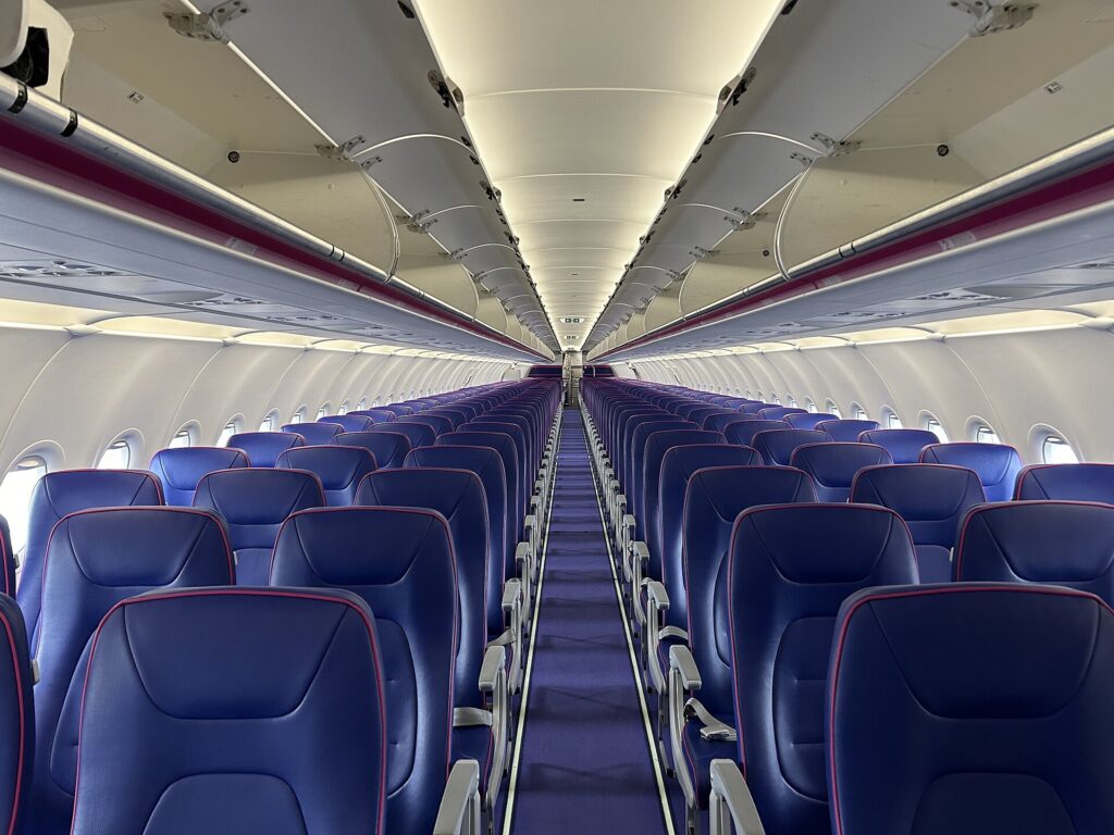 Kabína lietadla Wizz Air s priestormi na príručnú batožinu