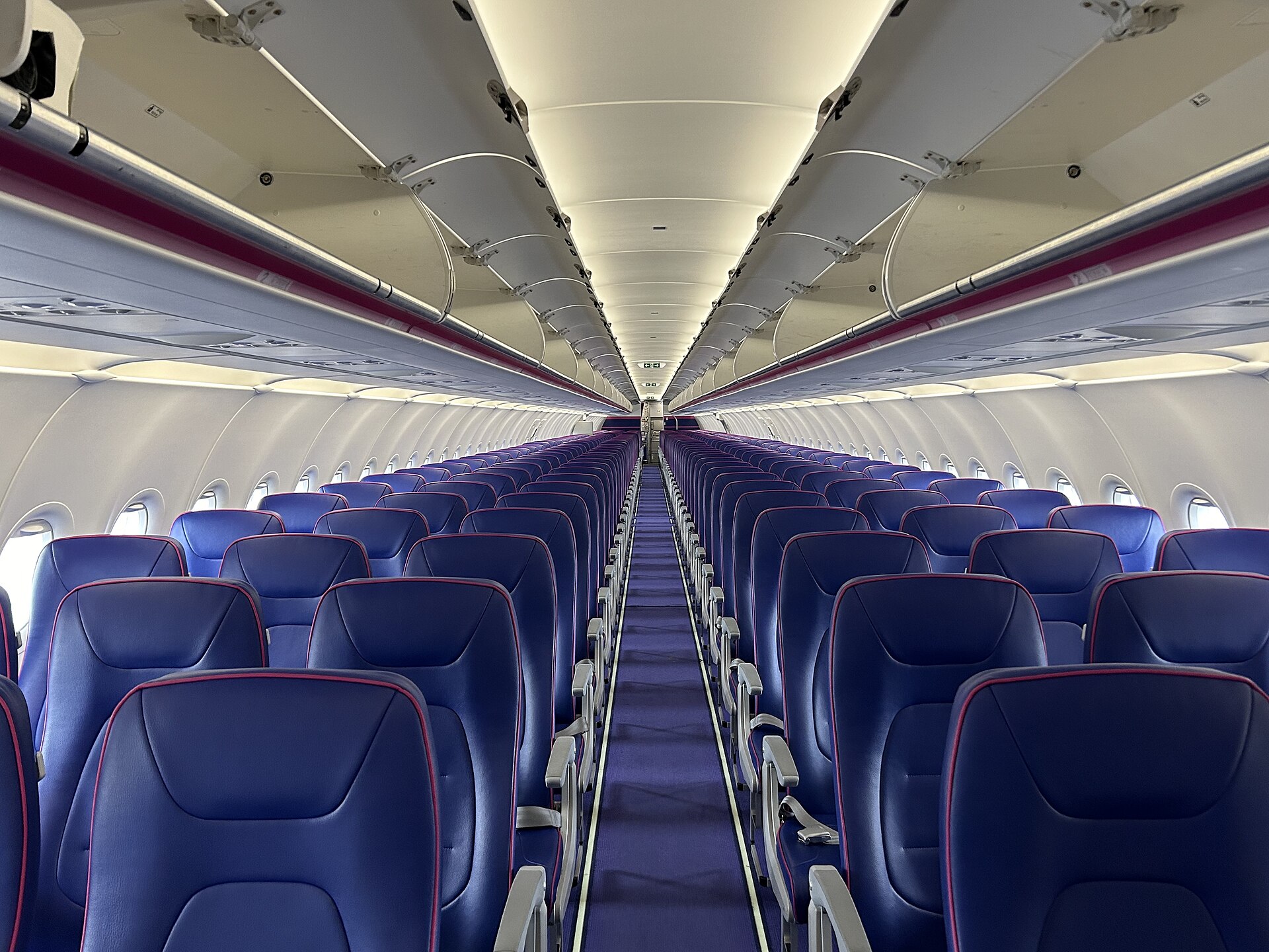 Kabína lietadla Wizz Air s priestormi na príručnú batožinu
