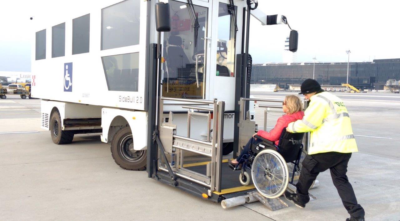 Ambulift na letisku pre nástup cestujúceho so zníženou pohyblivosťou