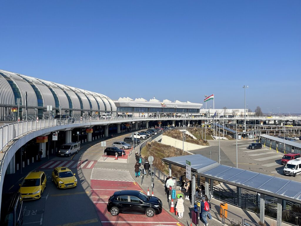 Terminál 2A letiska Budapešť Ferenca Liszta, pohľad na vstup a odbavovaciu časť zvonku